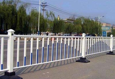 咸寧車道分隔護(hù)欄 價(jià)格透明、資質(zhì)齊全、型號(hào)多樣、款式新穎，助力道路機(jī)動(dòng)車輛安全通行